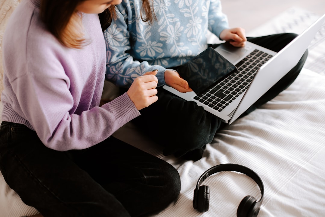 Dijital Dünyada Ebeveynlik: Çocuklar İçin Güvenli İnternet Kullanımı Kılavuzu