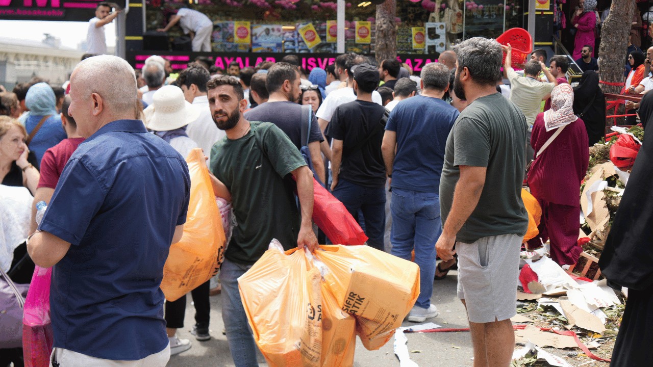 Başakşehir’deki Mağaza Açılışı Kaosa Dönüştü: Fenalaşan Müşteriler ve Erken Kapanış Olayı