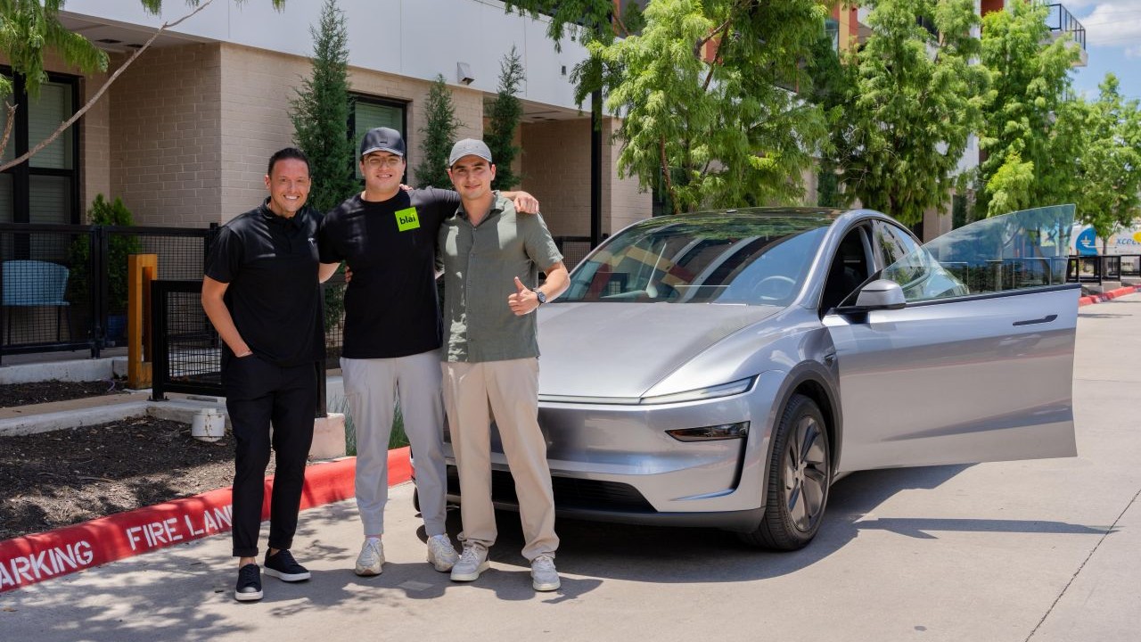Tesla’dan Muazzam Yenilik: Kendi Kendine Evinize Gelen Otonom Model Y!