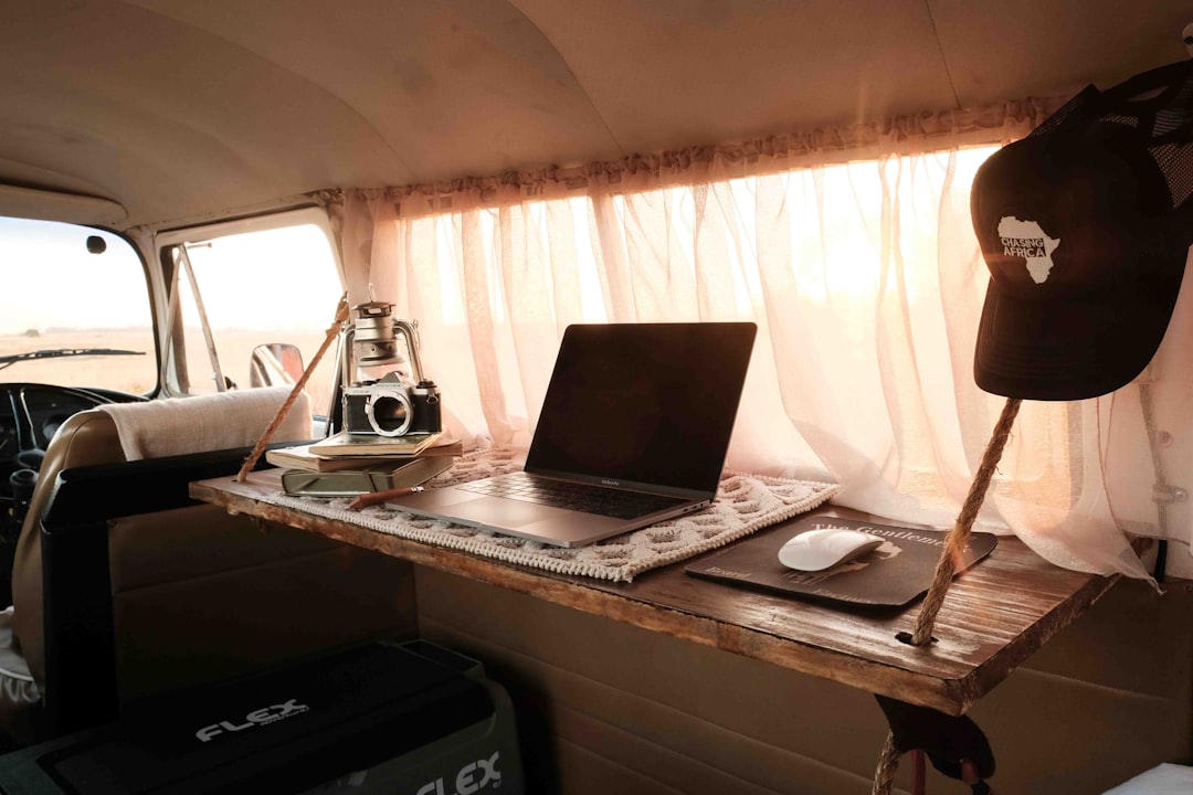 Dijital Nomad Yaşam Tarzı: Dünyayı Gezerken Çalışmak için İpuçları ve Gereksinimler