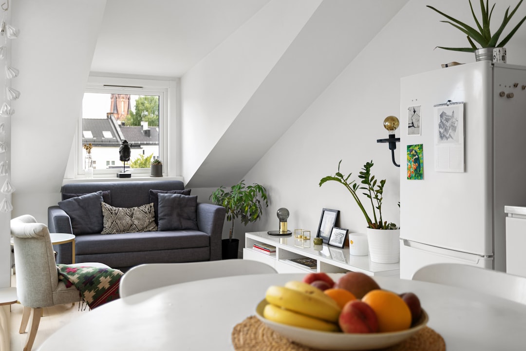 Ev Dekorasyonunda Minimalist Tarzın Yükselişi ve Pratik Uygulama Önerileri