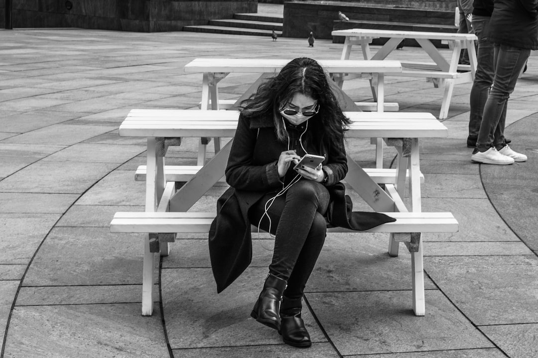 Dijital Çağda Ruh Sağlığını Korumak: Sosyal Medyanın Etkileri ve Stres Yönetimi Yöntemleri